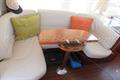 Beneteau Antares 9.80 Sofa con mesa desplegable