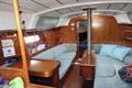 Beneteau Oceanis Clipper 361 Salon mesa central y sofa