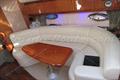 Sunseeker Portofino 35 Sofa en el lado de estribor