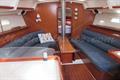 Beneteau Oceanis Clipper 343 Salon mesa central y sofa