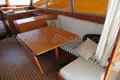 Sealer 39 Sport Pilot Sofa y mesa lado de estribor
