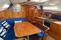 Dufour 36 Classic Salon y acceso a cabina de proa
