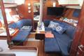Beneteau Oceanis clipper 373 Salon mesa central y sofa