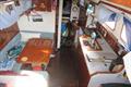 Cheoy Lee 36 Ft Ofshore Salon mesa central y sofa