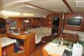 Jeanneau Sun Odyssey 45 Salon mesa central y sofa