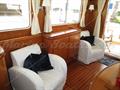 Eagle 53 Pilothouse salon por estribor