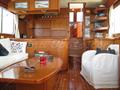 Eagle 53 Pilothouse salon visto de proa