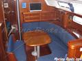 Beneteau Oceanis 411 Interior salon mesa central.