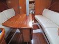 Beneteau First 31.7 mesa de salón