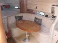 Sessa Oyster 35 Interior salon con mesa ovalada