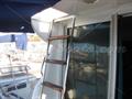 Jeanneau Merry Fisher 805 Escalera de acceso al hard top.
