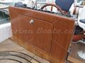Riviera 36 Flybridge Consola de teca en Flybridge 