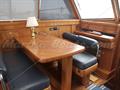 Riviera 36 Flybridge Mesa salon