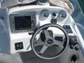 Beneteau Antares 12 Puesto de mandos flybridge.