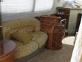 Azimut 46 Sofa entrando por babor