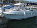 Quicksilver 560 Pilothouse vista general lado de babor