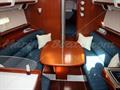 Beneteau Oceanis Clipper 343 Salon con la mesa completa 