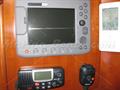 Dufour 40 Performance Electronica interior mesa de cartas.