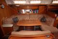 Bavaria 46 Cruiser Dinette vista de frente 