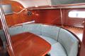 Beneteau Oceanis 351 Mesa y sofa del salon.