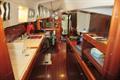 Beneteau Oceanis clipper 40 cc Vista desde la cocina hacia proa