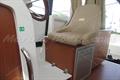 Jeanneau Merry Fisher 855 Nevera y sillon del piloto