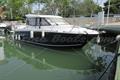 Jeanneau Merry Fisher 855 Vista completa lado de estribor puerta lateral